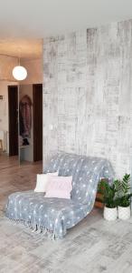 łóżko w pokoju z dwoma doniczkami w obiekcie Apartament Morski przy Latarni w Darłówku