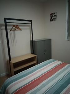 1 dormitorio con 1 cama con espejo y armario en Giropode, maisonnette 36m2, 1/5 pers, cour fermée., en Chasseneuil-du-Poitou