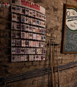 Certifikát, ocenenie alebo iný dokument vystavený v ubytovaní Whole Basement former Pub2 for stag do, men's cave
