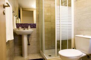 een badkamer met een douche, een toilet en een wastafel bij Rainbow Apartments in Ayia Napa