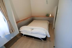 Postel nebo postele na pokoji v ubytování Laffitte Tokyo WEST