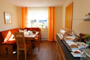 eine Küche mit einem Tisch mit Essen drauf in der Unterkunft Gästehaus Höferlin in Bad Bellingen