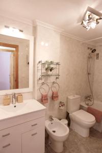 biała łazienka z toaletą i umywalką w obiekcie Appartement BlancoSol in La Mata w mieście Torrevieja