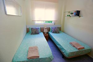 sypialnia z dwoma łóżkami i oknem w obiekcie Appartement BlancoSol in La Mata w mieście Torrevieja