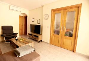 salon z kanapą i telewizorem w obiekcie Appartement BlancoSol in La Mata w mieście Torrevieja