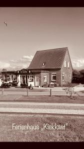 une photo en noir et blanc d'un bâtiment dans l'établissement Kiekkast 3, à Norddeich