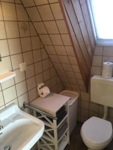 mała łazienka z umywalką i toaletą w obiekcie Kiekkast 3 w mieście Norddeich