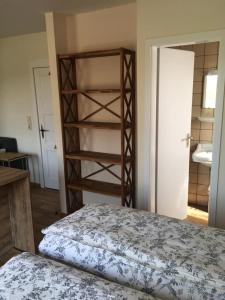 sypialnia z łóżkiem i drewnianą półką na książki w obiekcie Kiekkast 3 w mieście Norddeich