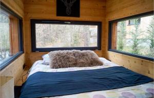 Cama en habitación pequeña con 2 ventanas en Pet Friendly Home In Labaroche With Wifi en Labaroche
