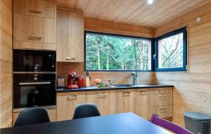 cocina con mesa y ventana en una cabaña en Pet Friendly Home In Labaroche With Wifi en Labaroche