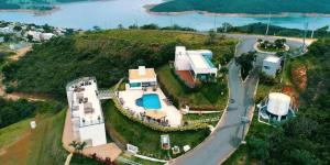 an aerial view of a house on a hill at Mirante de Escarpas 1402 in Capitólio