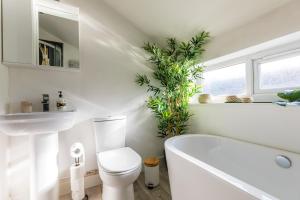 A bathroom at The Hollywood - Beautiful 3 Bedroom House