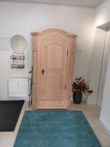 un gran armario de madera en una habitación con alfombra azul en Fewo-Bontkirchen, en Brilon
