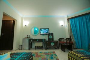 TV a/nebo společenská místnost v ubytování La Sirena Hotel & Resort - Families only