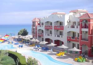 un hotel con piscina y un complejo en La Sirena Hotel & Resort - Families only, en Ain Sokhna