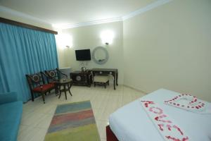 A television and/or entertainment centre at La Sirena Hotel & Resort - Families only Még 37 kép