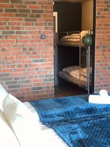 1 dormitorio con pared de ladrillo y literas en Oscarsborg Castle Hotel & Resort en Drøbak