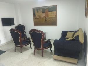 A seating area at APARTAHOTEL CALLE 80 Bogota por SEMANAS
