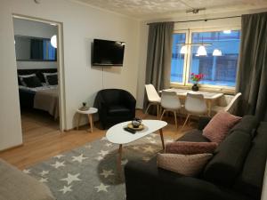sala de estar con sofá y mesa en StarHomes Oulu, double en Oulu