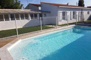 a swimming pool in front of a house at Appart Madame à Chatelaillon plage 2 pers in Châtelaillon-Plage
