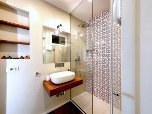 een badkamer met een wastafel en een douche bij Heart Milan Apartments Duomo Colonne in Milaan