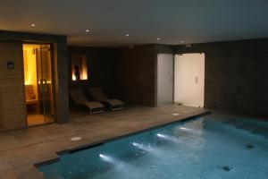 a large swimming pool in a room with a room with at Sesmarias Turismo Rural & SPA in Peroguarda