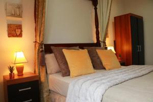 a bedroom with a bed with orange and brown pillows at The Liverpool Pod Travel Hostel in Liverpool