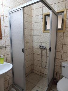 una ducha con puerta de cristal en un baño en Cabañas Vista Hermosa, en El Quisco 15 fotos más