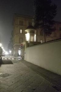 un edificio con una torre dell'orologio sopra di esso di notte di Giulia in S.Reparata a Firenze