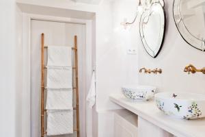 a bathroom with a sink and a mirror at Luna's Hideaway in Amsterdam