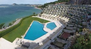 uma vista aérea de um resort com uma piscina em Vistamar. Primera línea. Bahía de Santoña em Santoña