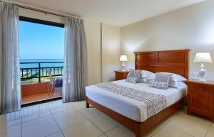 锡西Vasia Resort & Spa的一间带床的卧室，可欣赏海景