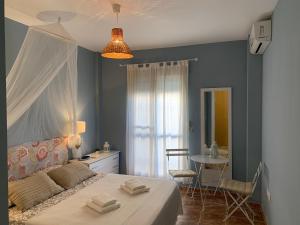 Un dormitorio con una cama, una mesa y una silla. en Cielo Sur Vera Playa, en Vera 41 fotos más