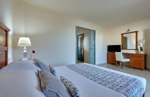 Vasia Resort & Spa客房内的一张或多张床位
