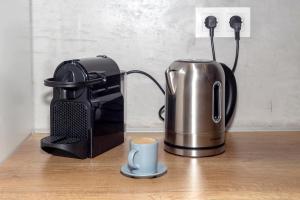 Příslušenství pro přípravu čaje a kávy v ubytování STYLISH LOFT IN ATHENS vipgreece