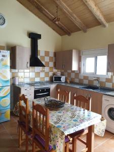 a kitchen with a table and chairs and a stove at Casetes Joan de Pataca 5 in Deltebre