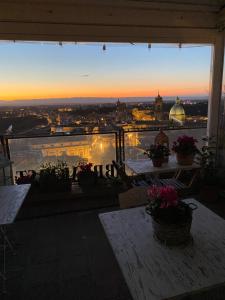 uma vista para a cidade a partir de uma varanda ao pôr-do-sol em Casa tipica siciliana patronale home BedandBreakfast TreMetriSoprailCielo Camere con vista, colazione interna in terrazzo panoramico em Caltagirone