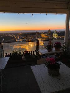 Balkón nebo terasa v ubytování Casa tipica siciliana patronale home BedandBreakfast TreMetriSoprailCielo Camere con vista, colazione interna in terrazzo panoramico
