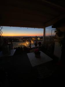 Balkón nebo terasa v ubytování Casa tipica siciliana patronale home BedandBreakfast TreMetriSoprailCielo Camere con vista, colazione interna in terrazzo panoramico
