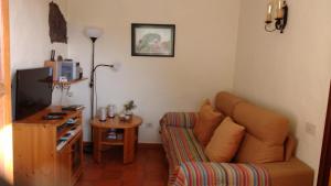 a living room with a couch and a table at Casa Rural El Valle in San Andrés