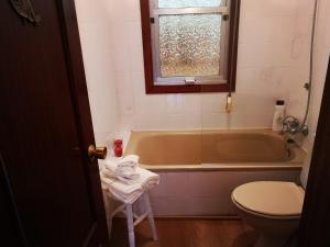 een badkamer met een bad, een toilet en een wastafel bij La Casina in Sevares