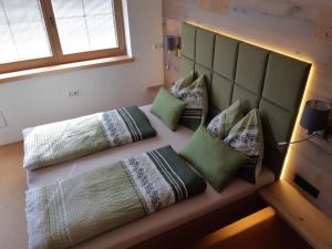菲爾根的住宿－馬蘭度假屋，客房内的长凳和枕头