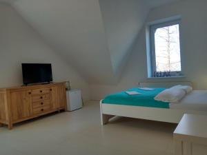 Ένα ή περισσότερα κρεβάτια σε δωμάτιο στο W Chmurach