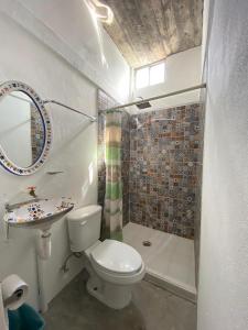 Mesón Carranza في تاماسكوبو: حمام مع مرحاض ودش ومغسلة