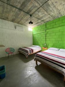 Mesón Carranza في تاماسكوبو: سريرين في غرفة بجدران خضراء