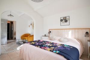 1 dormitorio con 1 cama grande en una habitación en A l'Orée du Pin en Puyricard