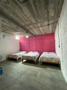Mesón Carranza في تاماسكوبو: غرفة بسريرين وجدار وردي