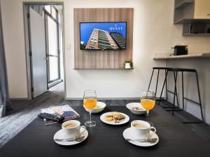 Příslušenství pro přípravu čaje a kávy v ubytování Quest on Eden Apartment Hotel