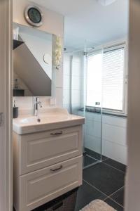 un bagno con lavandino e doccia di B&B 'Four Seasons' a Julianadorp