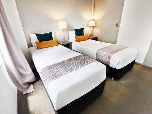 Postel nebo postele na pokoji v ubytování Quest on Eden Apartment Hotel